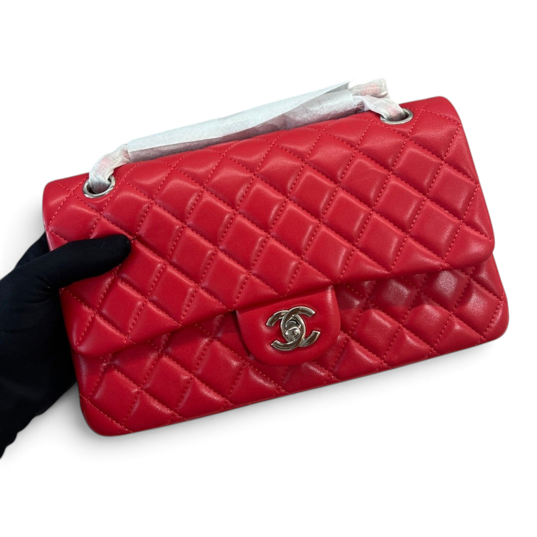 SWORD LUXURY kırmızı kapitone deri Chanel 2.55 orta boy flap çanta, gümüş tonlu CC kilit detaylı.