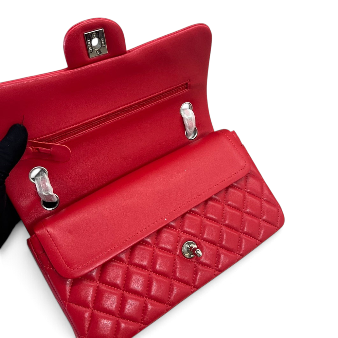 SWORD LUXURY kırmızı kapitone deri 2.55 orta boy flap çanta, gümüş tonlu CC kilit ve zincir askı detaylı iç görünüm.