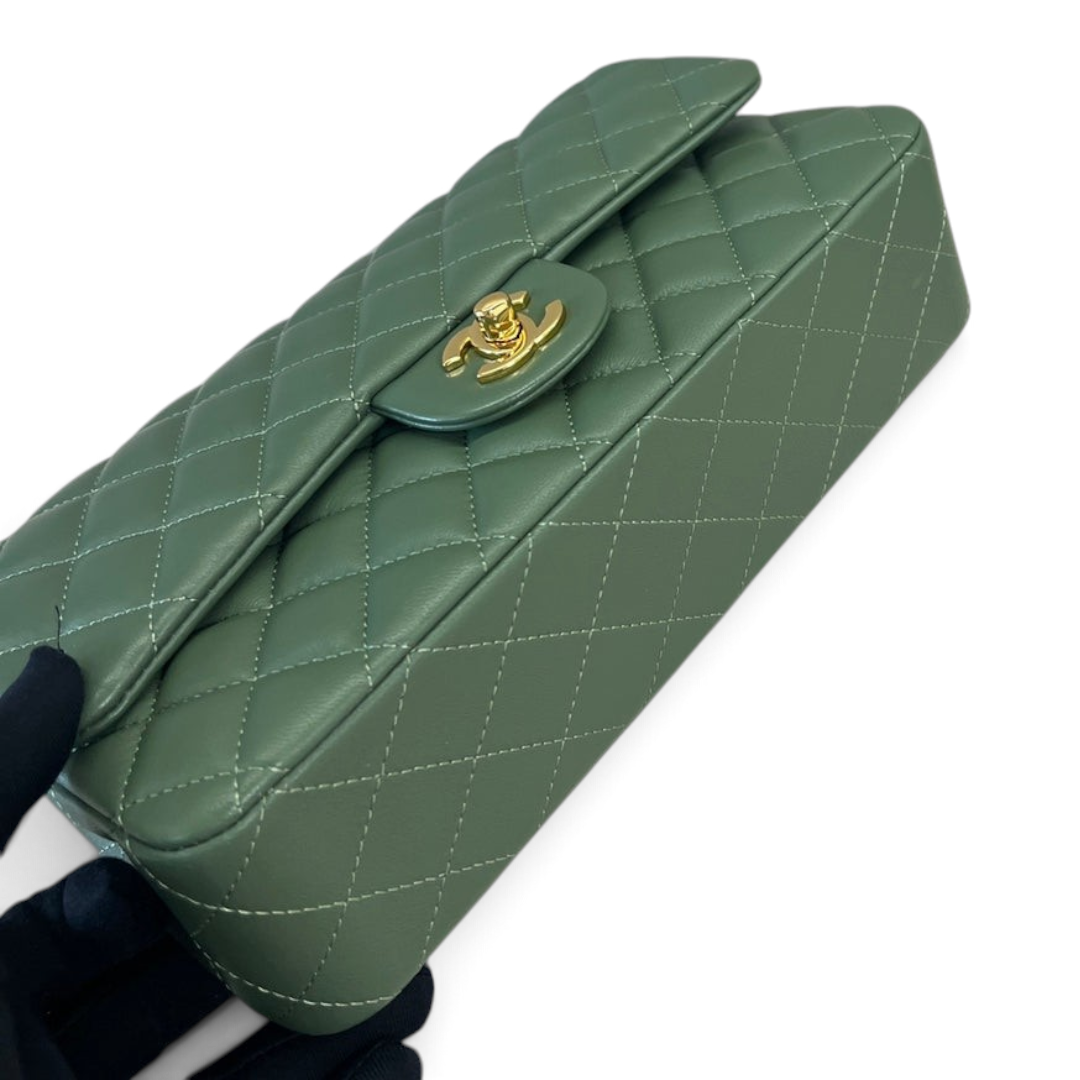 SWORD LUXURY yeşil kapitone kuzu derisi Chanel Classic Double Flap çanta, altın tonlu CC kilit detaylı