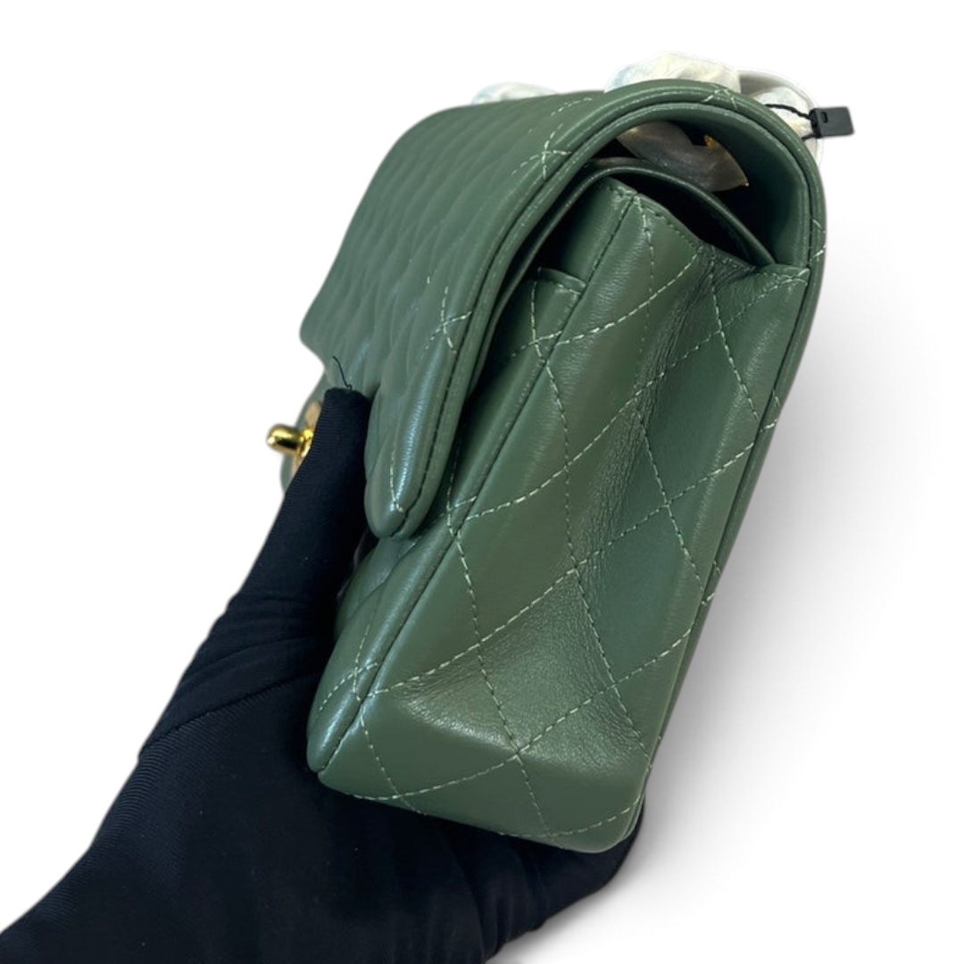 SWORD LUXURY marka, elmas kapitone desenli, yeşil kuzu derisi Chanel Classic Double Flap çanta yan görünümü.