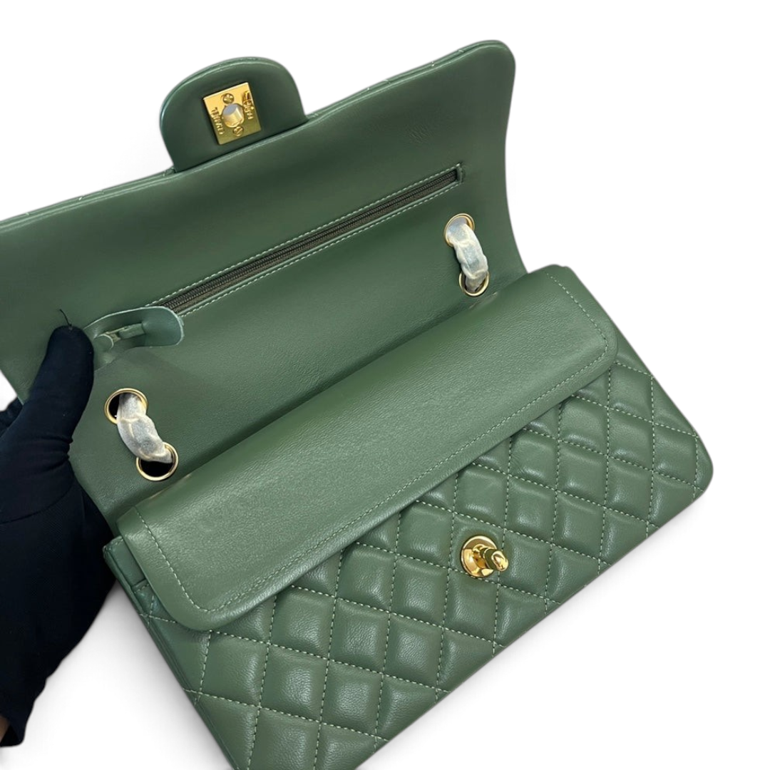 SWORD LUXURY yeşil kapitone kuzu derisi Chanel çift kapaklı çanta, altın donanım ve iç fermuarlı cep detayı