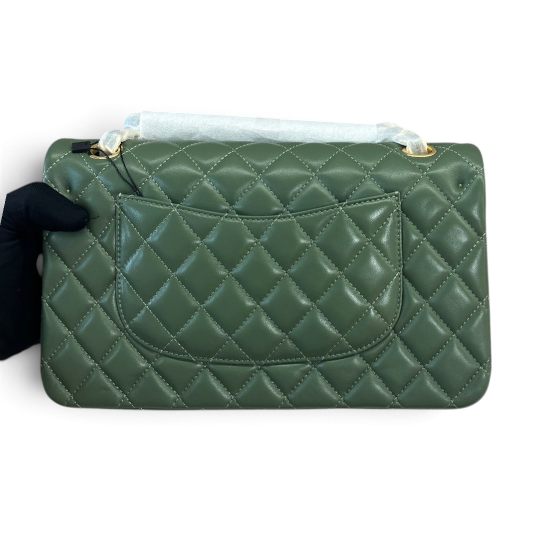 SWORD LUXURY imzalı, elmas kapitone desenli, yeşil kuzu derisi Chanel Classic Double Flap çanta arka görünümü.