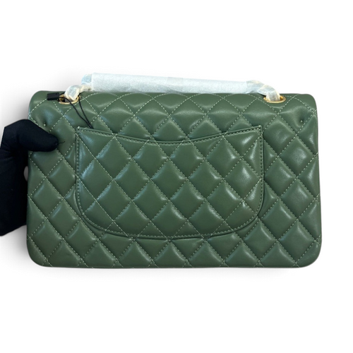 SWORD LUXURY imzalı, elmas kapitone desenli, yeşil kuzu derisi Chanel Classic Double Flap çanta arka görünümü.