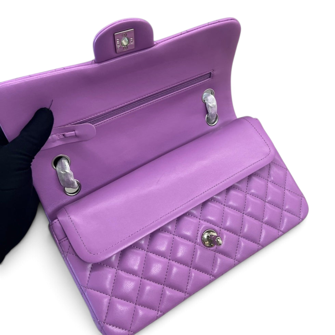 SWORD LUXURY lila rengi kapitone kuzu derisi Chanel 2.55 çift kapaklı çanta, iç fermuarlı cep ve metalik detaylar.