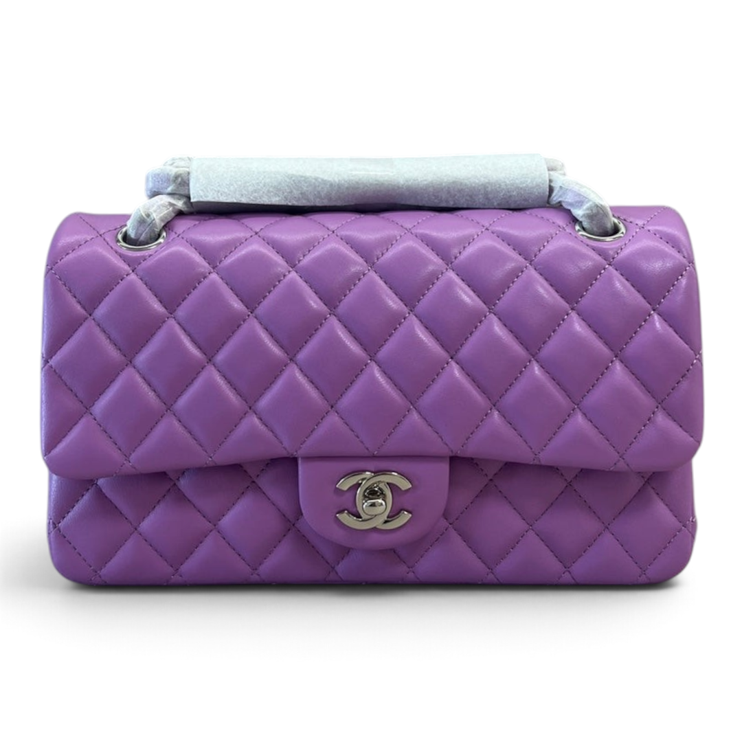 SWORD LUXURY imzalı, lila rengi kapitone kuzu derisi Chanel Classic Double Flap çanta, ikonik CC kilit detaylı.