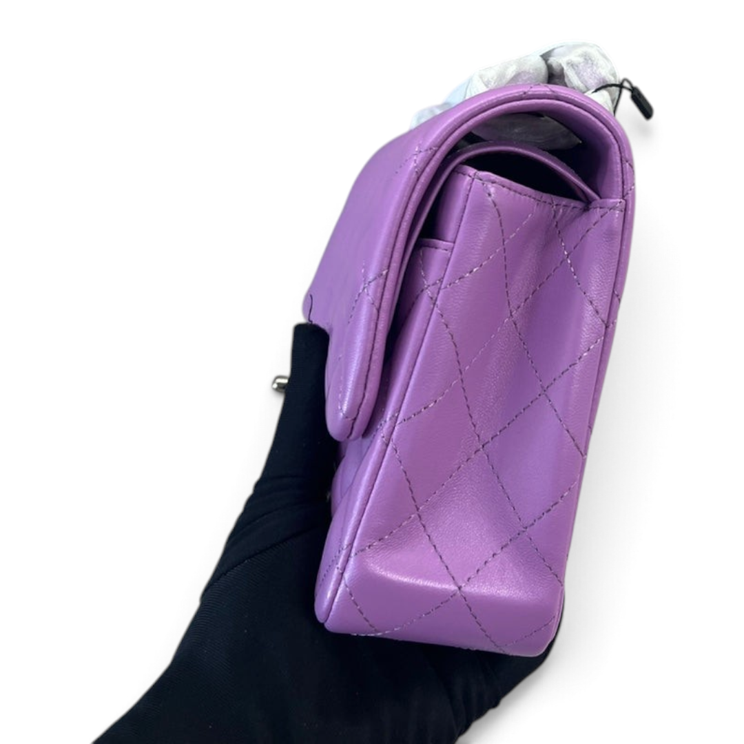 SWORD LUXURY marka lila renkli, kapitone desenli, yumuşak kuzu derisi Chanel Classic Double Flap çanta yan görünümü.