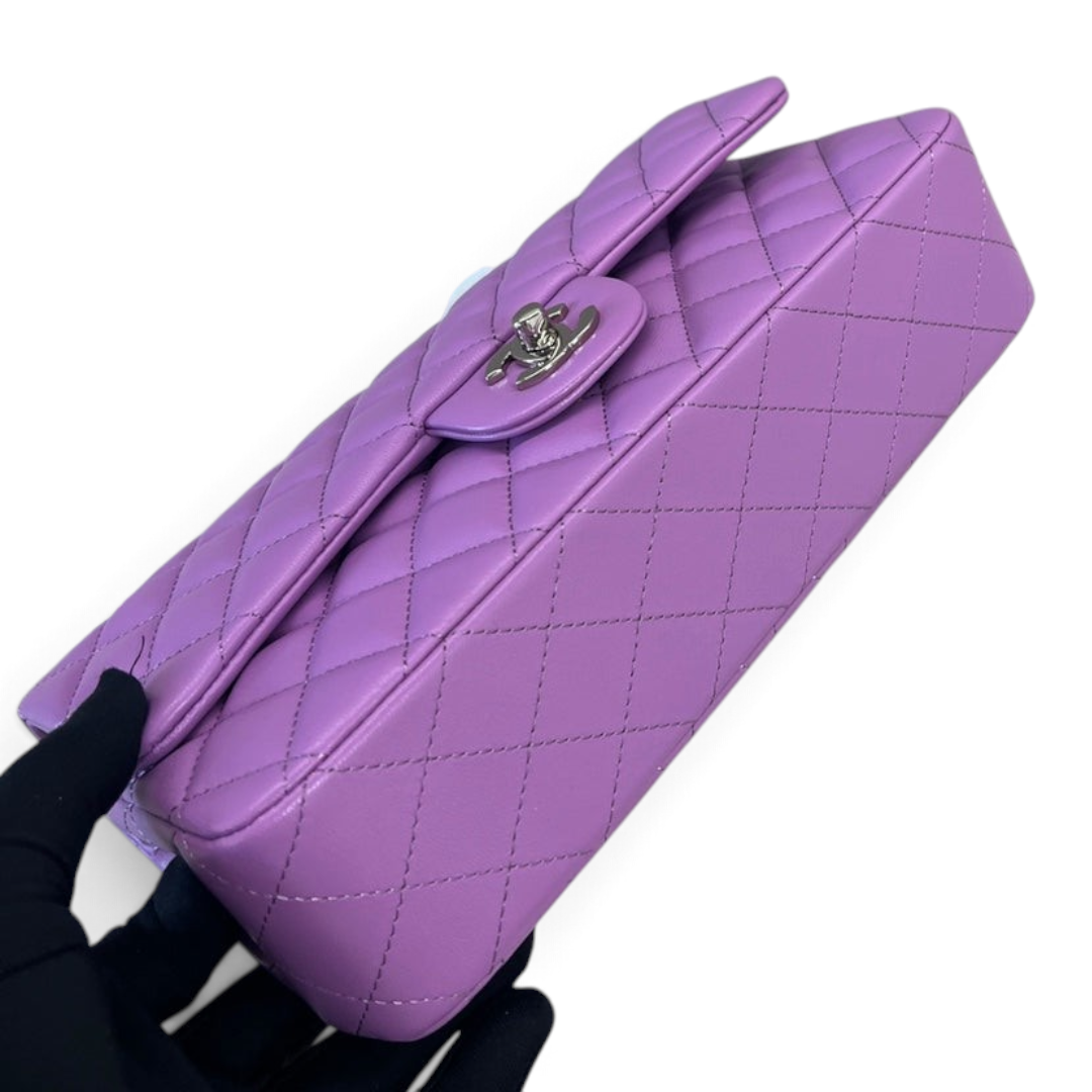 SWORD LUXURY imzalı, elmas kapitone desenli, lila rengi, ikonik CC kilitli Chanel Classic Double Flap deri çanta.