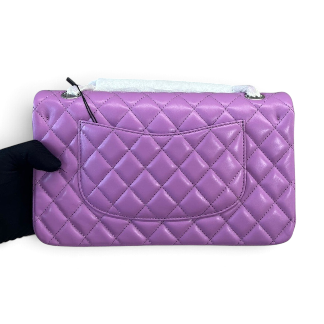 SWORD LUXURY imzalı, lila rengi kapitone kuzu derisi Chanel Classic Double Flap çanta, arka cep detayıyla