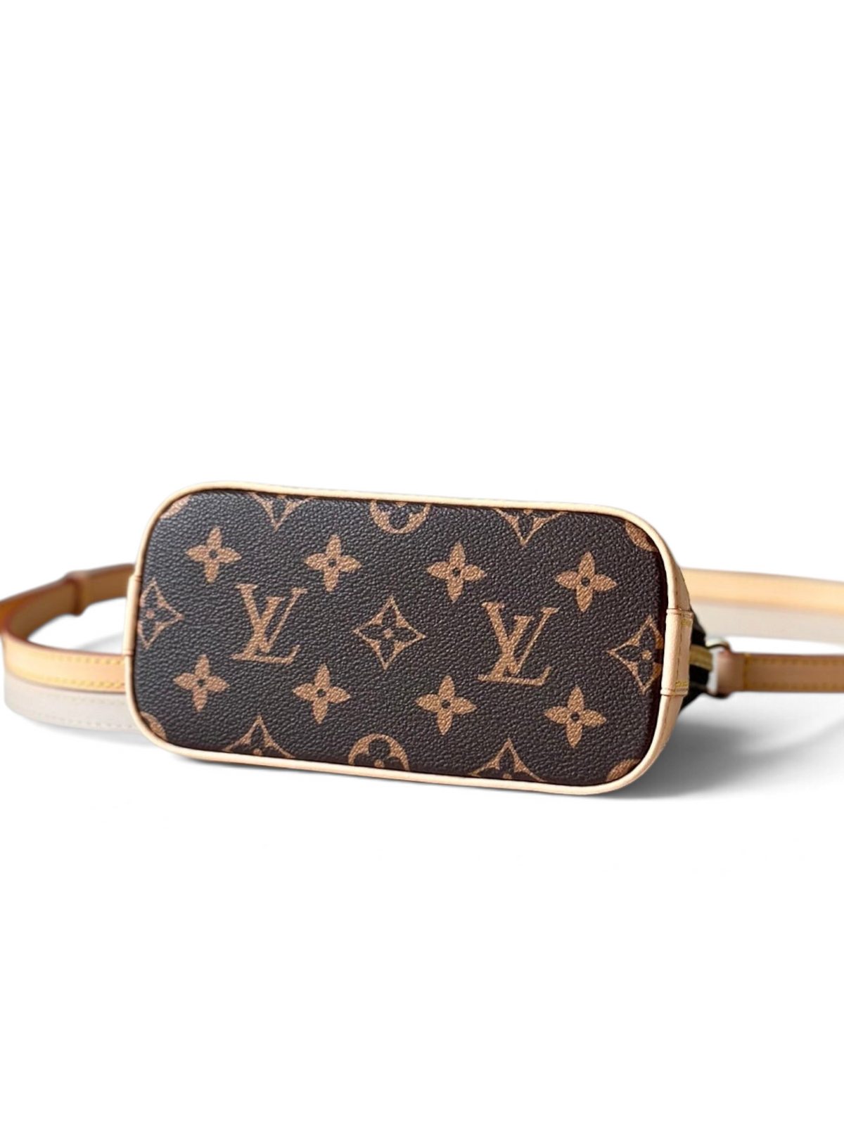 SWORD LUXURY Nano Alma çanta, ikonik monogram kanvas desenli ve doğal deri detaylı, alt taban görünümü.