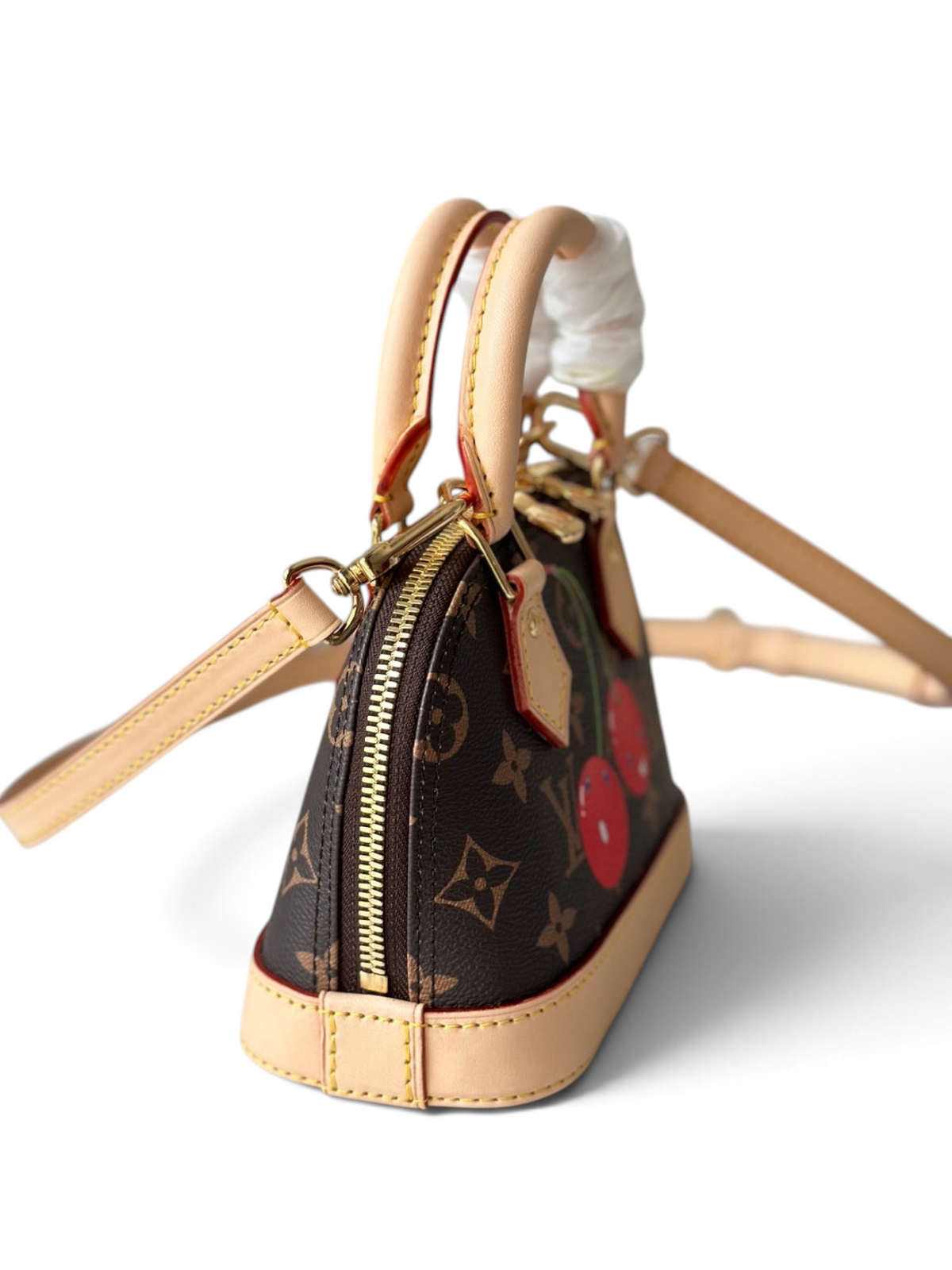 SWORD LUXURY Nano Alma çanta, ikonik monogram kanvas üzerine kiraz desenli, deri detaylı ve altın tonlu fermuarlı tasarım.