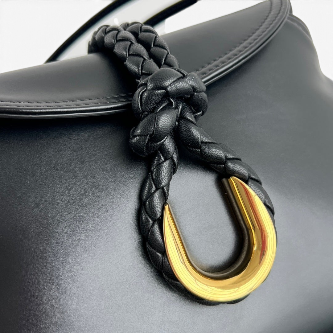 Liberta Lock Shoulder Bag 24cm - View 7