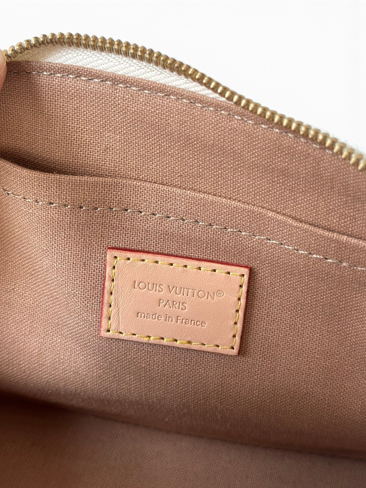 SWORD LUXURY Louis Vuitton Alma BB çanta içi, bej astar ve deri etiket üzerinde Louis Vuitton Paris made in France yazısı