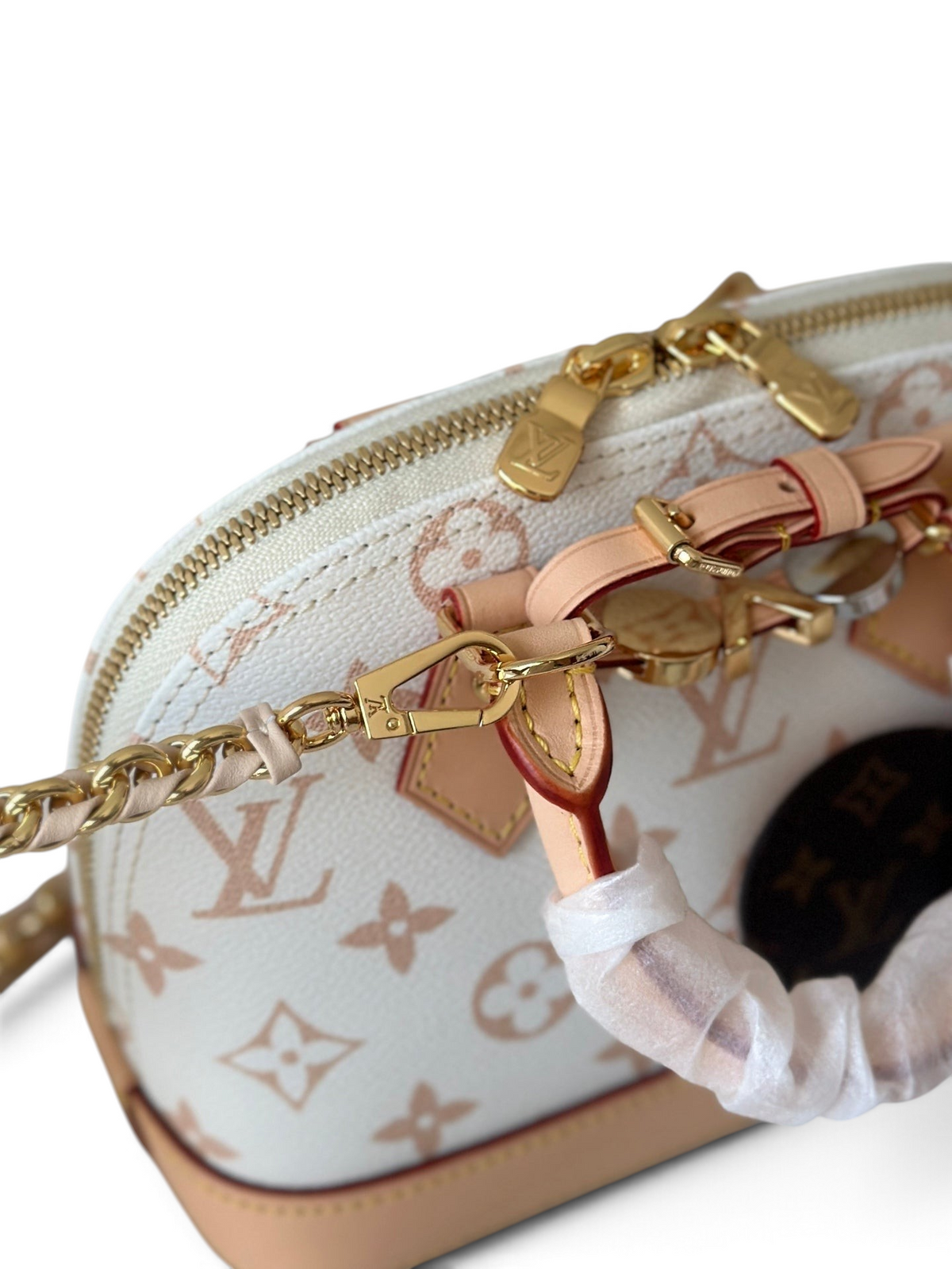 SWORD LUXURY beyaz Monogram kanvas Alma BB çanta, altın zincir detaylı kalp süsü ve doğal deri sapları ile.