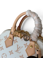 SWORD LUXURY beyaz Monogram kanvas Louis Vuitton Alma BB çanta, kalp detaylı altın zincir ve deri saplar ile.