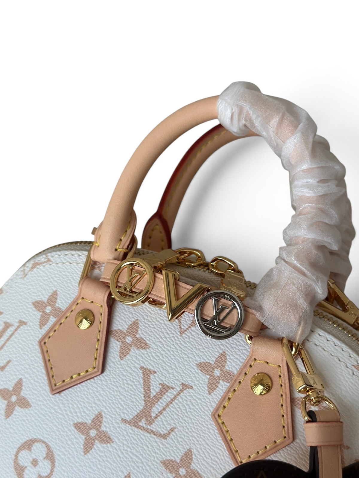 SWORD LUXURY beyaz Monogram kanvas Louis Vuitton Alma BB çanta, kalp detaylı altın zincir ve deri saplar ile.