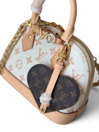 SWORD LUXURY beyaz Monogram kanvas Alma BB çanta, kalp şeklinde charm ve altın rengi zincir detaylı.