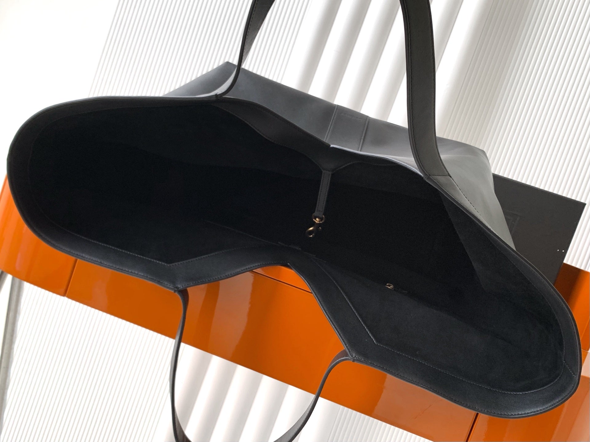 Saint Laurent Y Large Tote Bag in Black Grained calfskin Leather - Detail View 8