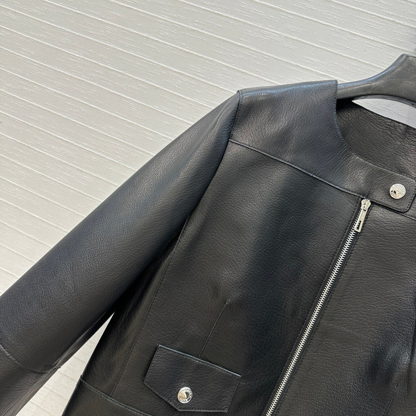Cropped Sheepskin Leather Jacket – Noir Structured Edition