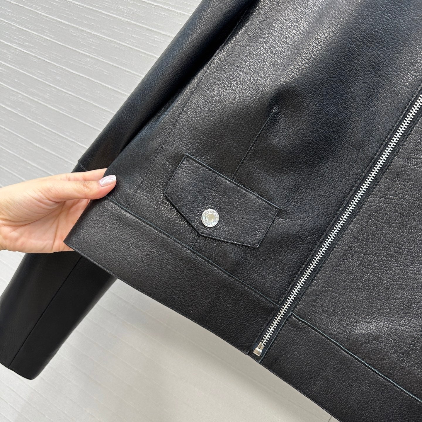 Cropped Sheepskin Leather Jacket – Noir Structured Edition