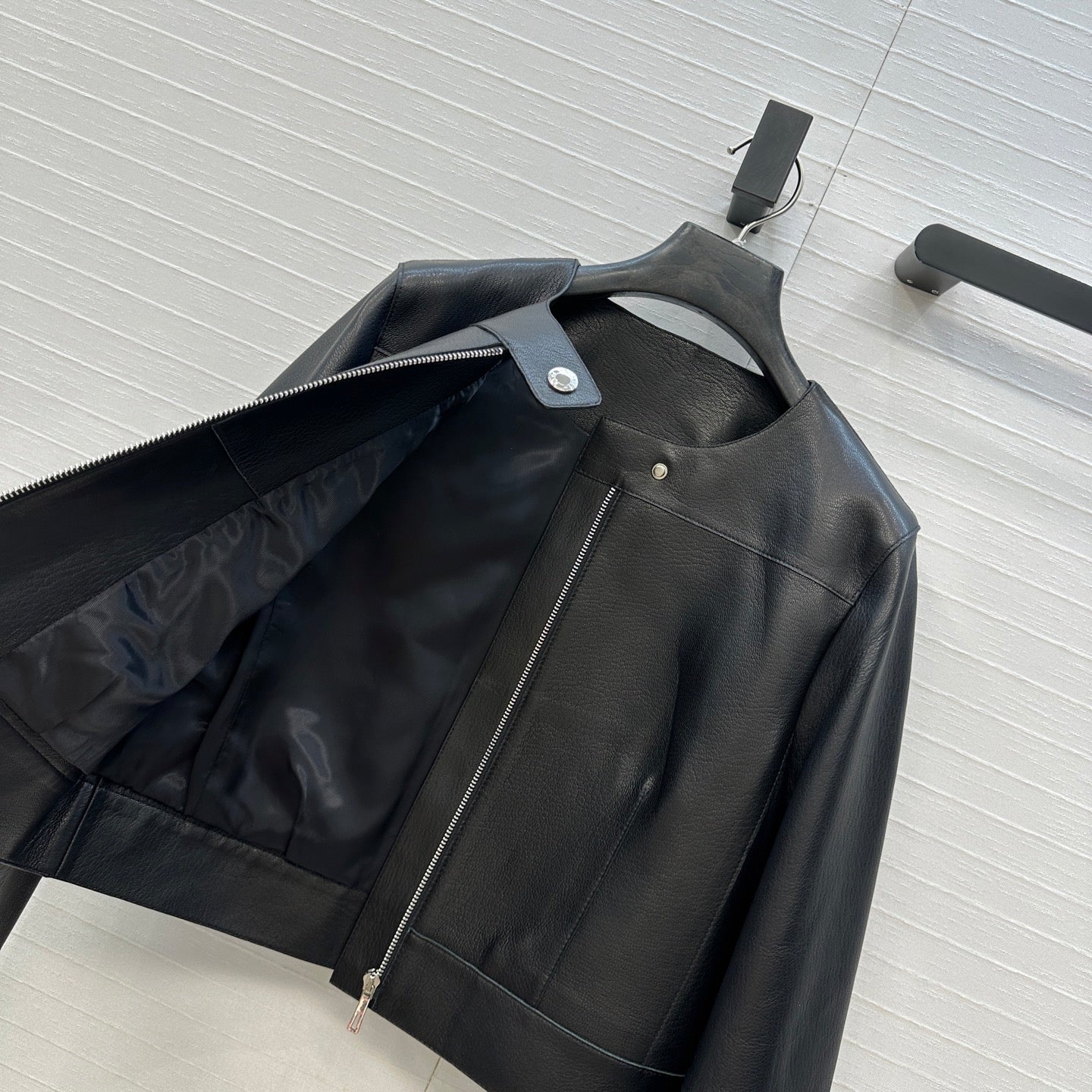 Cropped Sheepskin Leather Jacket – Noir Structured Edition