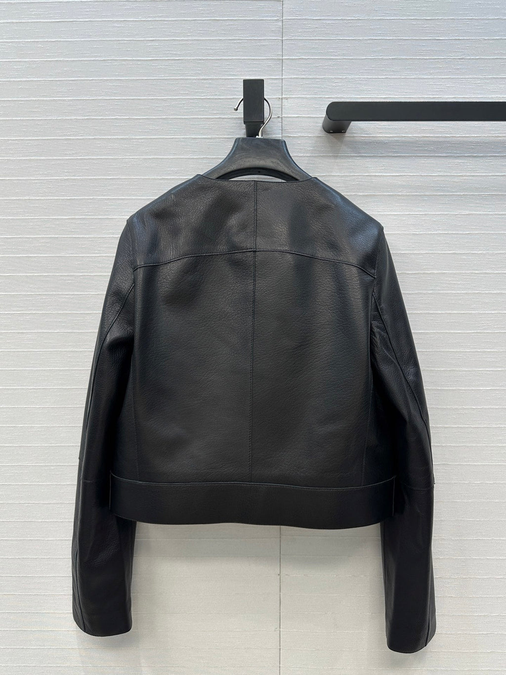 Cropped Sheepskin Leather Jacket – Noir Structured Edition