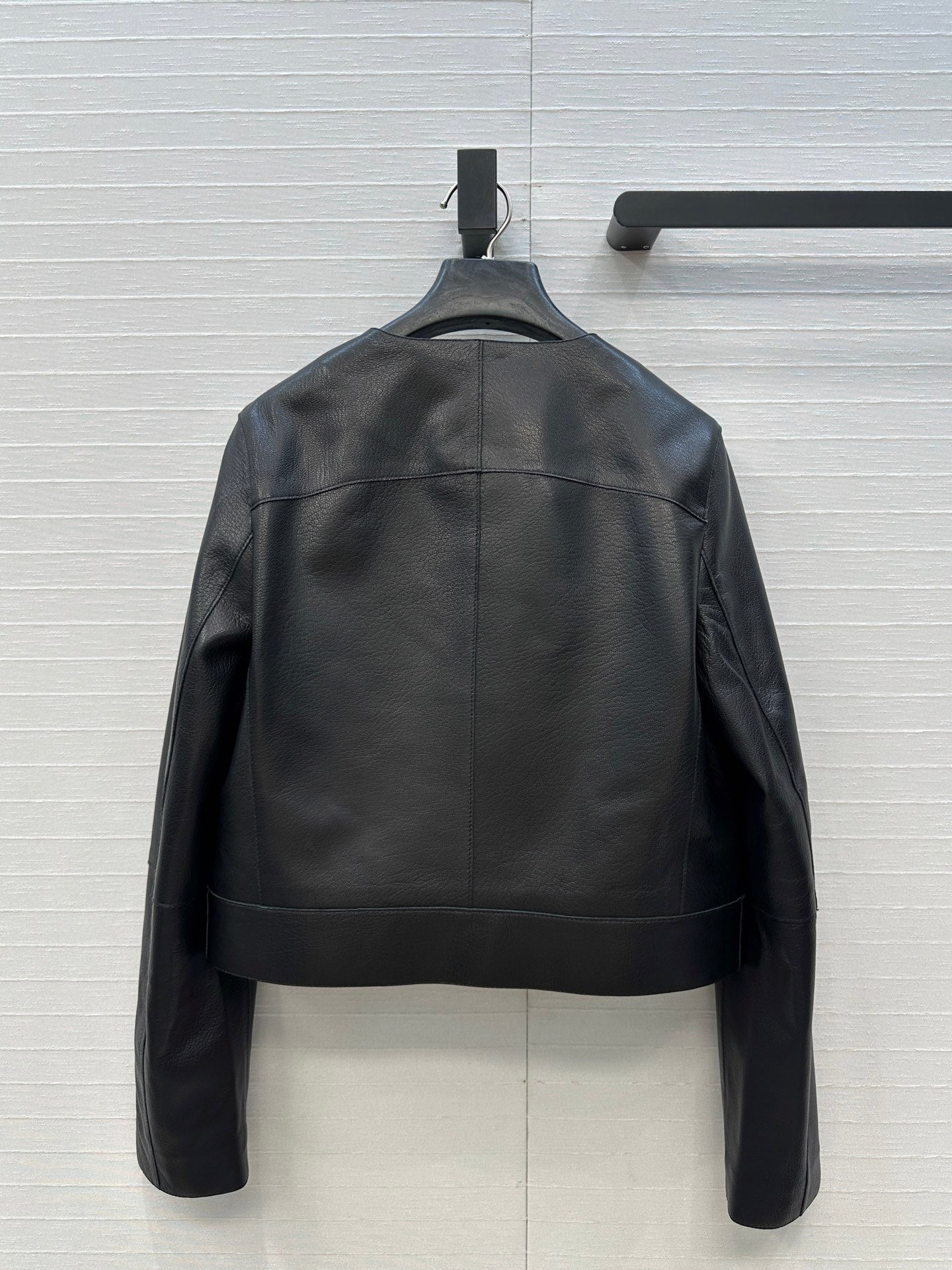 Cropped Sheepskin Leather Jacket – Noir Structured Edition