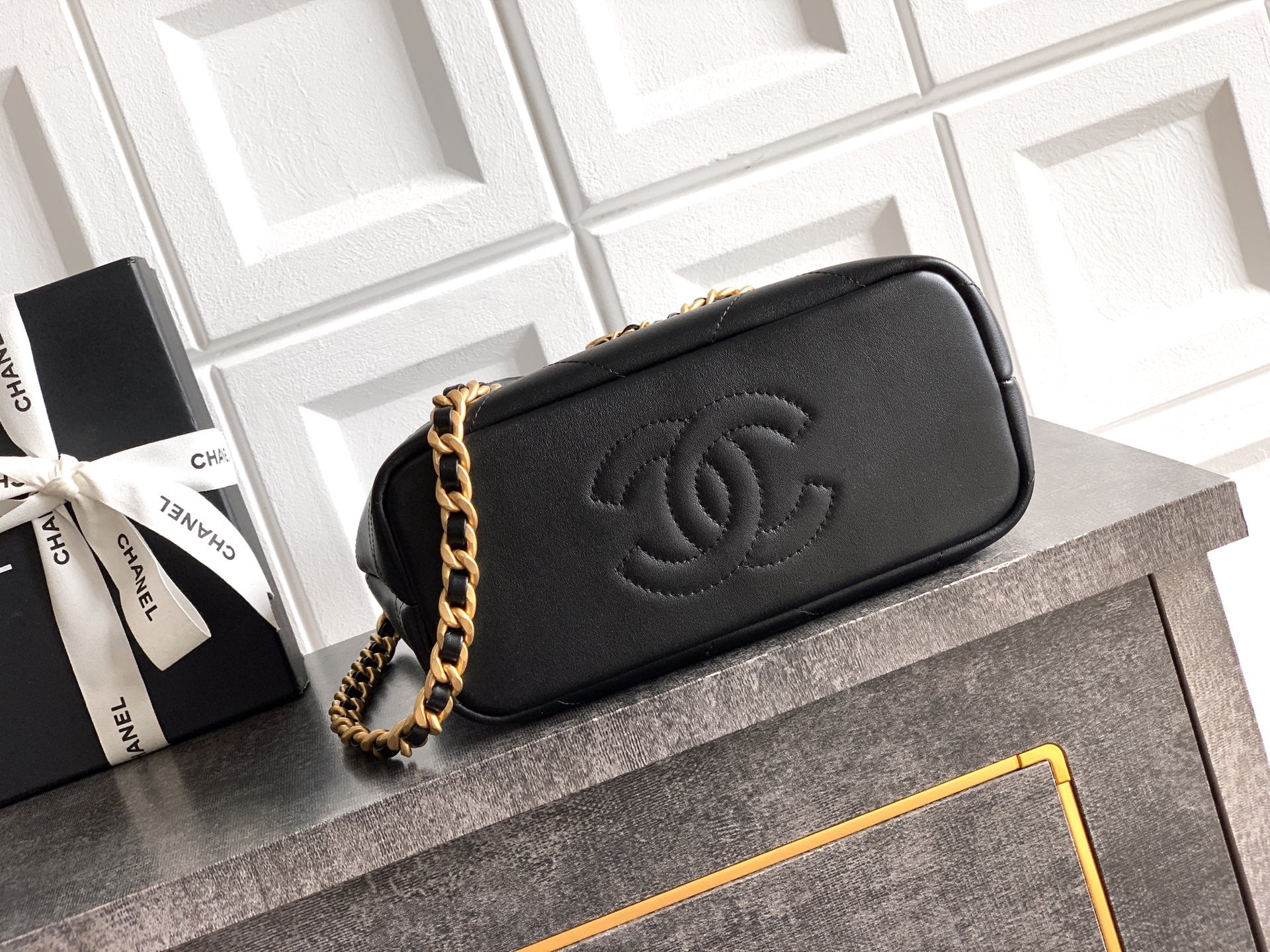 26P Quilted Leather Style Basket Bag