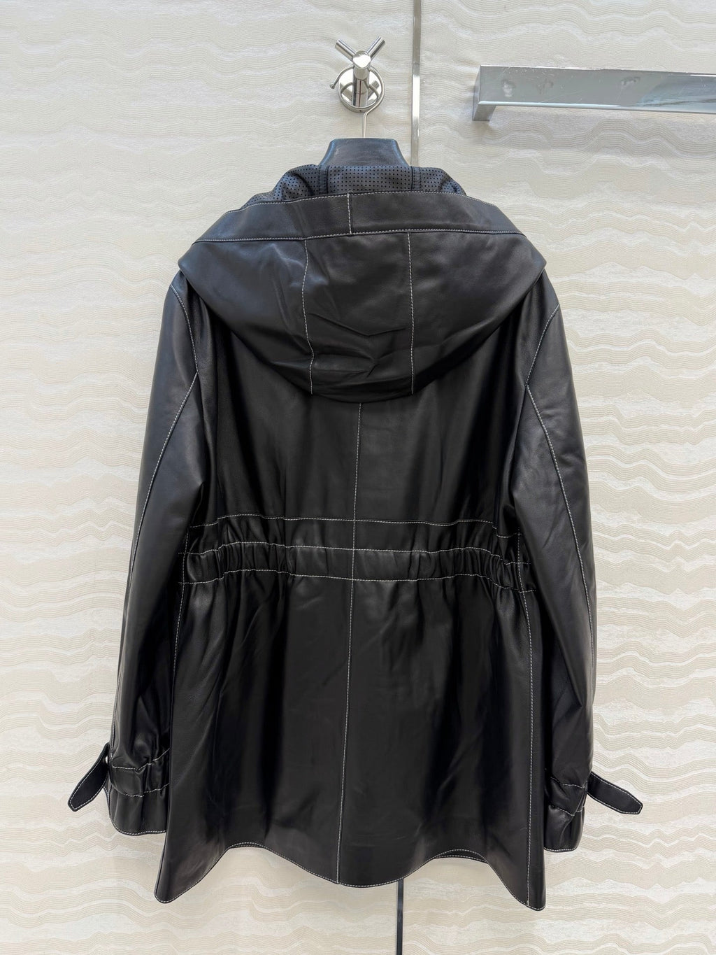 Hooded Sheepskin Jacket – Modern Utility Elegance
