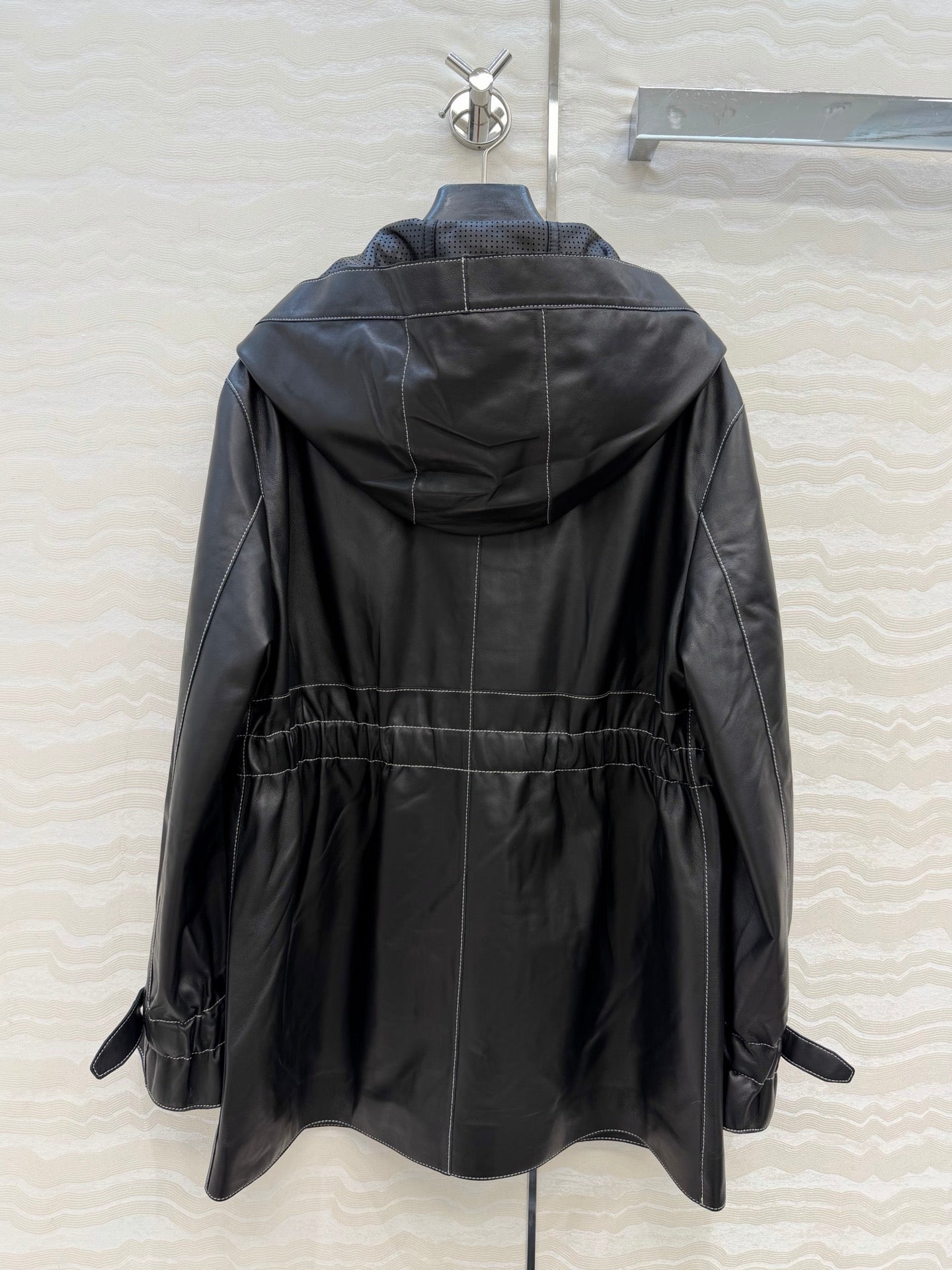 Hooded Sheepskin Jacket – Modern Utility Elegance