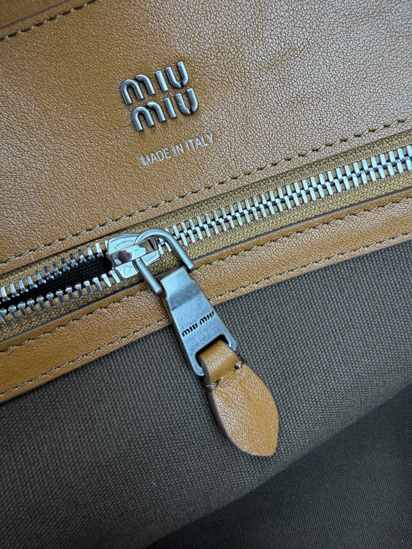 Vivant Medium Shoulder Bag - View 9