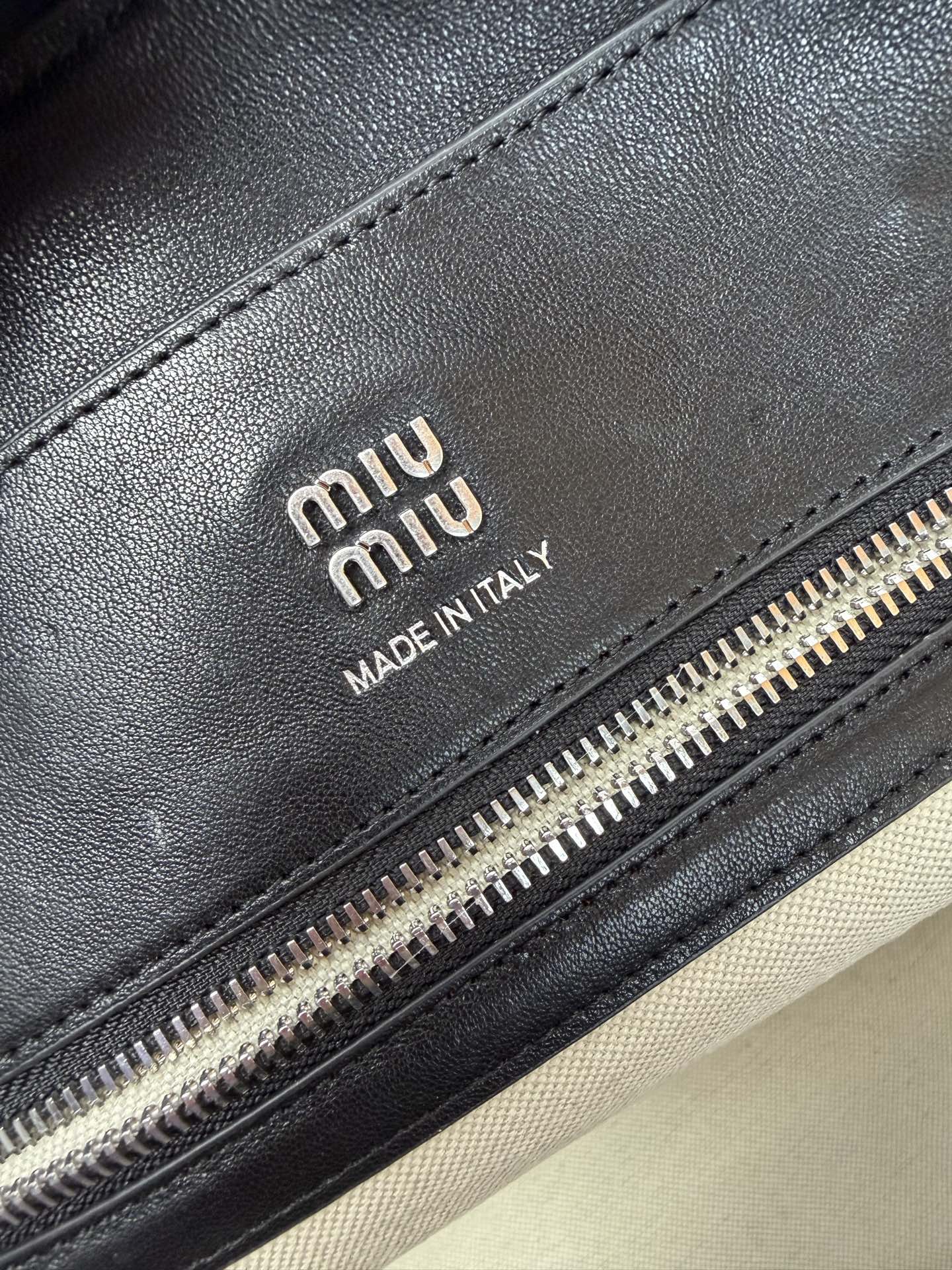 Vivant Medium Shoulder Bag - View 9