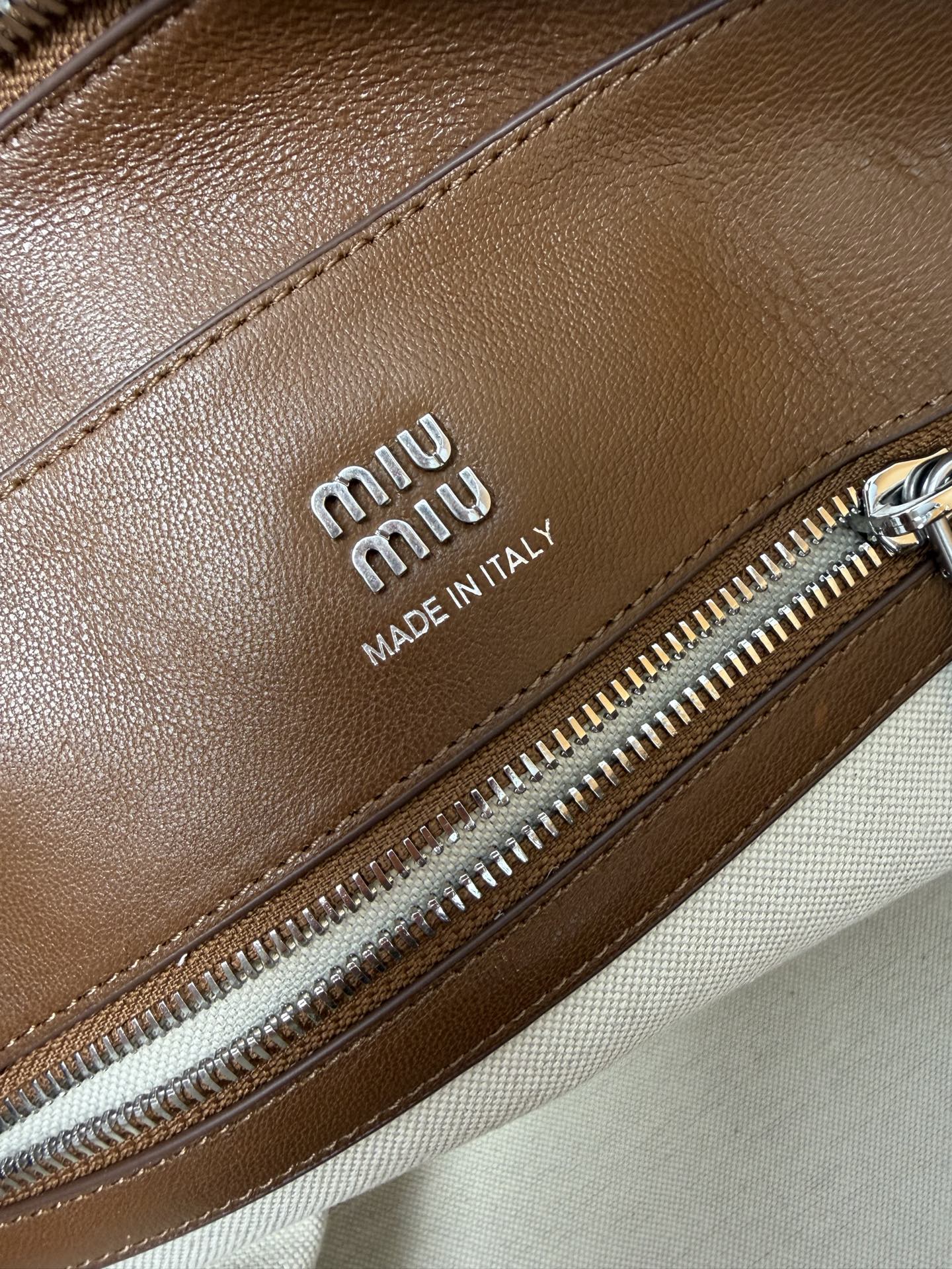 Vivant Medium Shoulder Bag - View 9