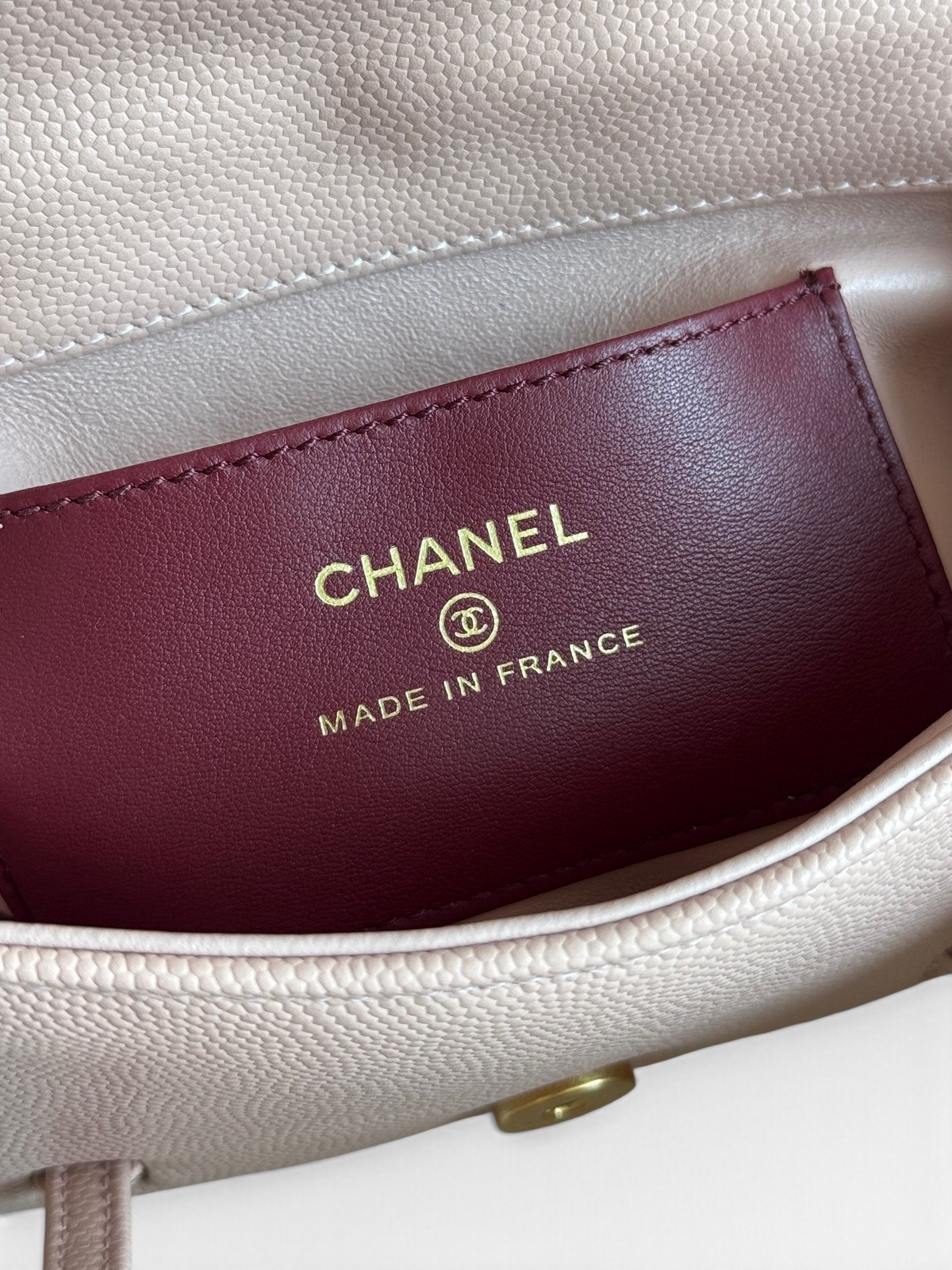 SWORD LUXURY Chanel Preppy Coco mini çanta iç kısmında bordo deri etiket üzerinde altın rengi Chanel logosu