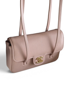 SWORD LUXURY pembe caviar deri Chanel Preppy Coco mini çanta, antika altın tonlu CC donanım ve omuz askısı ile.