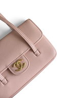 SWORD LUXURY pembe caviar deri Chanel Preppy Coco mini çanta, antika altın tonlu CC donanımlı ve yapılandırılmış tasarım