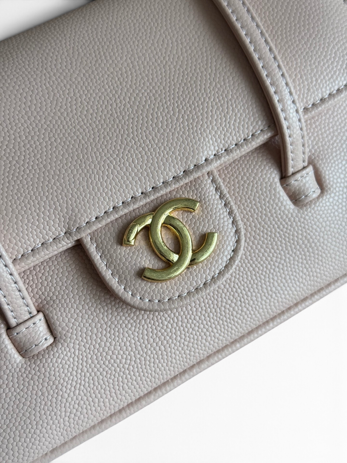 SWORD LUXURY pembe caviar deri Chanel Preppy Coco mini çanta, antika altın tonlu CC logolu detaylı tasarım