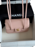 SWORD LUXURY pembe caviar deri Chanel Preppy Coco mini çanta, antika altın tonlu CC donanım ve uzun askılı tasarım.