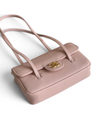 SWORD LUXURY imzalı, antika altın tonunda CC logolu, pembe caviar deri Chanel Preppy Coco mini çanta.