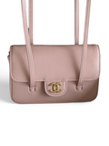 SWORD LUXURY pembe caviar deri Chanel Preppy Coco mini çanta, antika altın tonlu CC donanım ve uzun omuz askısı ile.