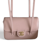 SWORD LUXURY pembe caviar deri Chanel Preppy Coco mini çanta, antika altın tonlu CC donanım ve uzun omuz askısı ile.