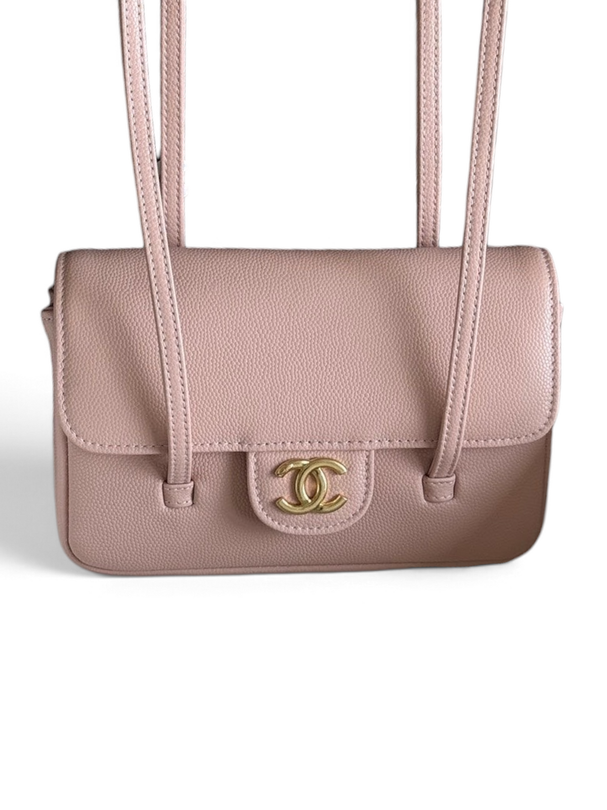 SWORD LUXURY pembe caviar deri Chanel Preppy Coco mini çanta, antika altın tonlu CC donanım ve uzun omuz askısı ile.