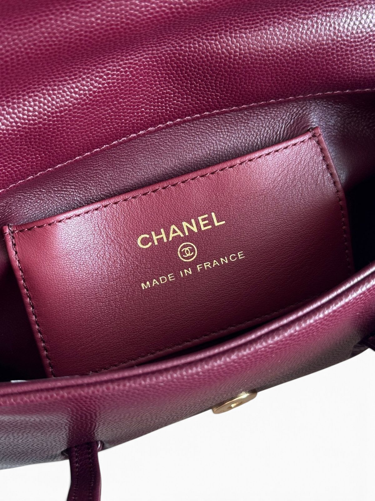 SWORD LUXURY bordo renkli caviar deri Chanel çanta iç detayı ve altın rengi Chanel logosu