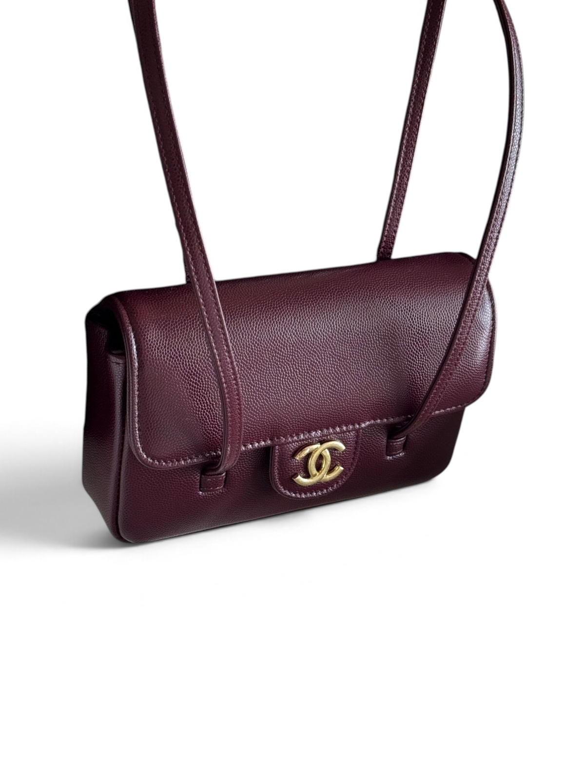 SWORD LUXURY bordo renkli, caviar deri Chanel Preppy Coco mini çanta, antika altın tonlu CC logolu ve omuz askılı.