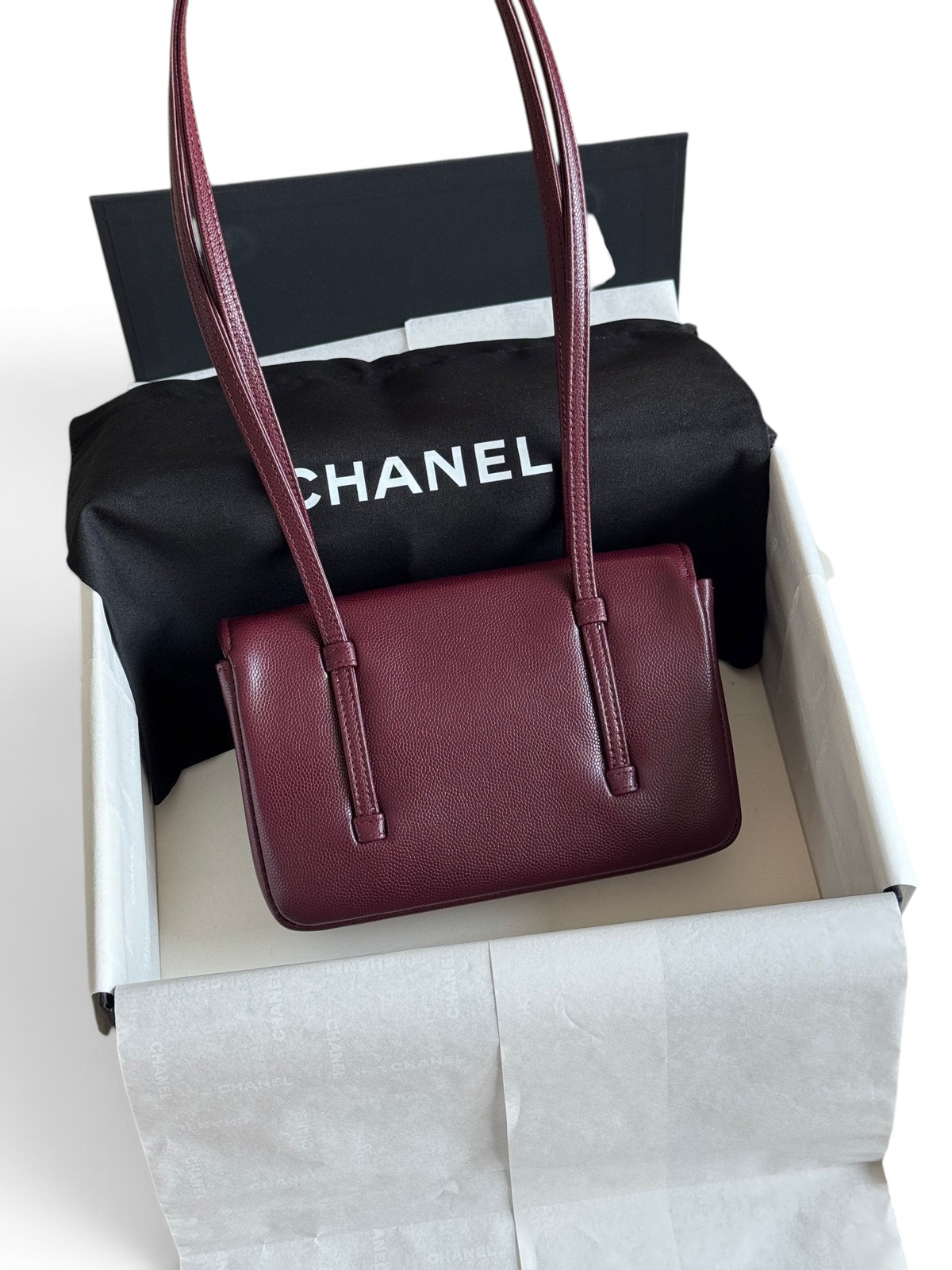 SWORD LUXURY bordo rengi caviar deri Chanel Preppy Coco mini çanta, kutu içerisinde ve toz torbası ile sunuluyor.