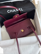 SWORD LUXURY bordo rengi caviar deri Chanel Preppy Coco mini çanta, antika altın tonlu CC donanımlı ve kapaklı tasarım.