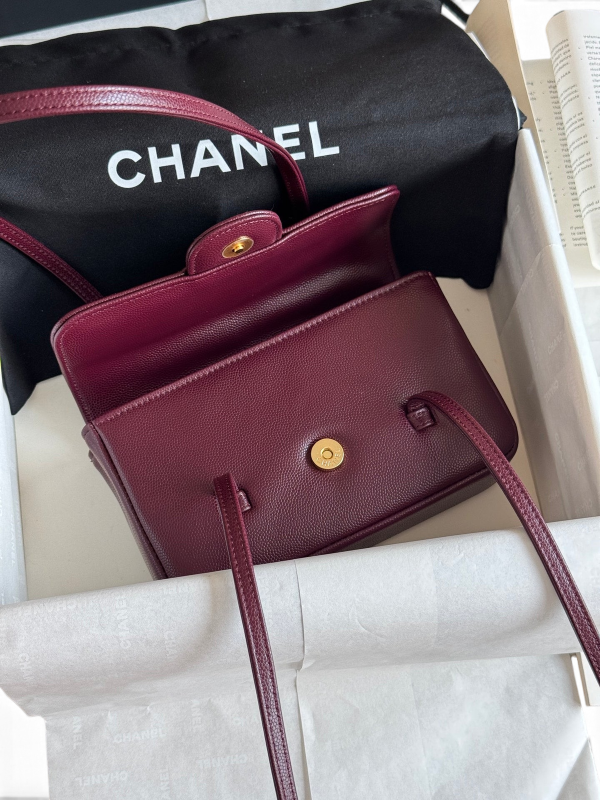SWORD LUXURY bordo rengi caviar deri Chanel Preppy Coco mini çanta, antika altın tonlu CC donanımlı ve kapaklı tasarım.