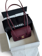 SWORD LUXURY bordo rengi caviar deri Chanel Preppy Coco mini çanta, antika altın tonlu CC logolu ve omuz askılı.