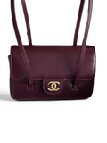 SWORD LUXURY bordo rengi caviar deri Chanel Preppy Coco mini çanta, antika altın tonlu CC donanımlı kutusunda.