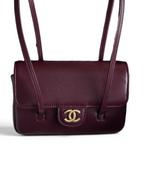 SWORD LUXURY bordo rengi caviar deri Chanel Preppy Coco mini çanta, antika altın tonlu CC donanımlı kutusunda.
