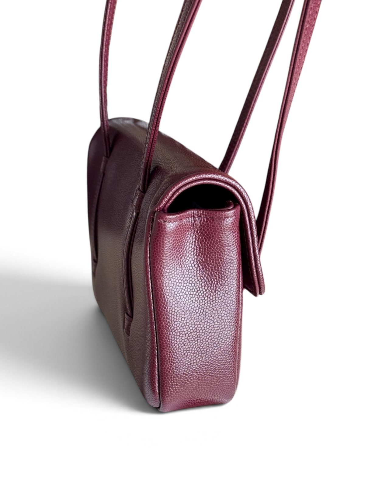 SWORD LUXURY bordo renkli, caviar deri dokulu, Chanel Preppy Coco mini çanta, kutu içerisinde yan görünüm.